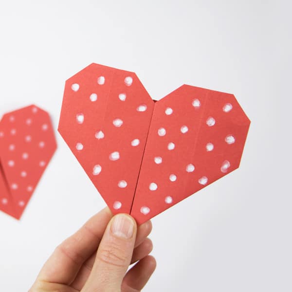 Süßes Herz aus Papier falten: Origami-Anleitung