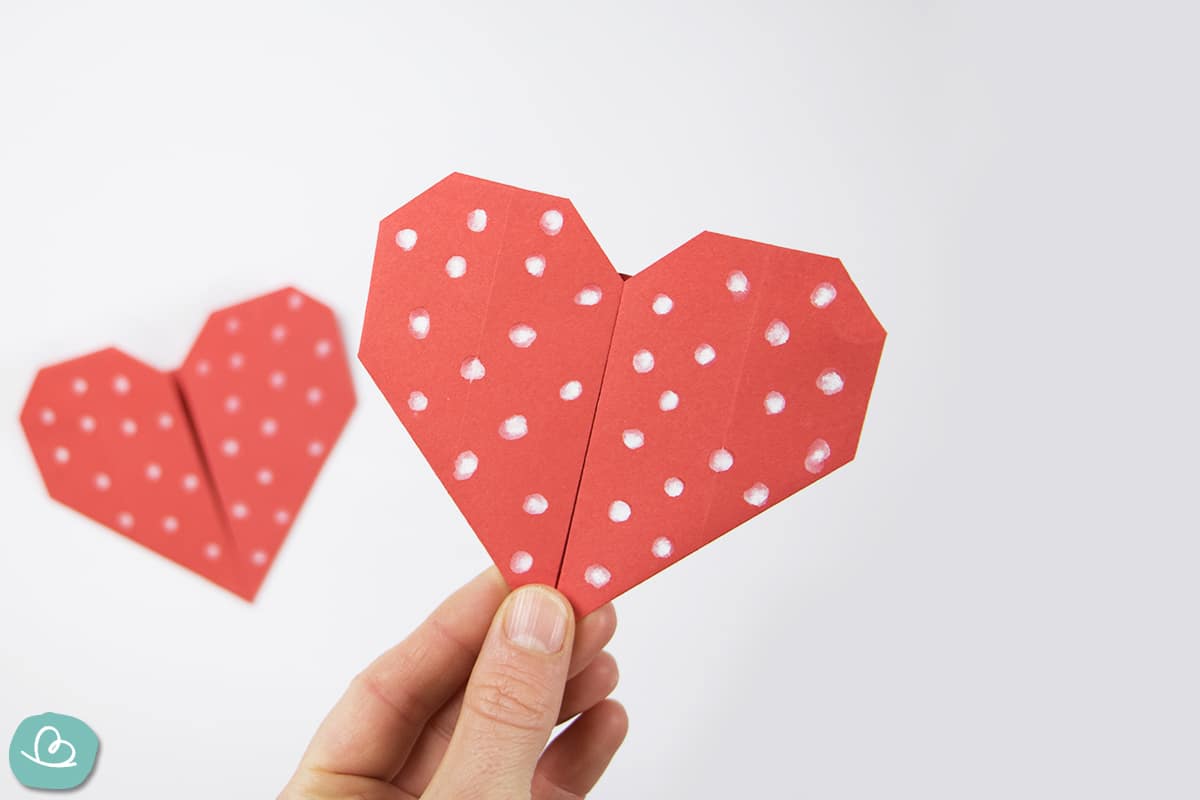 Süßes Herz aus Papier falten: Origami-Anleitung