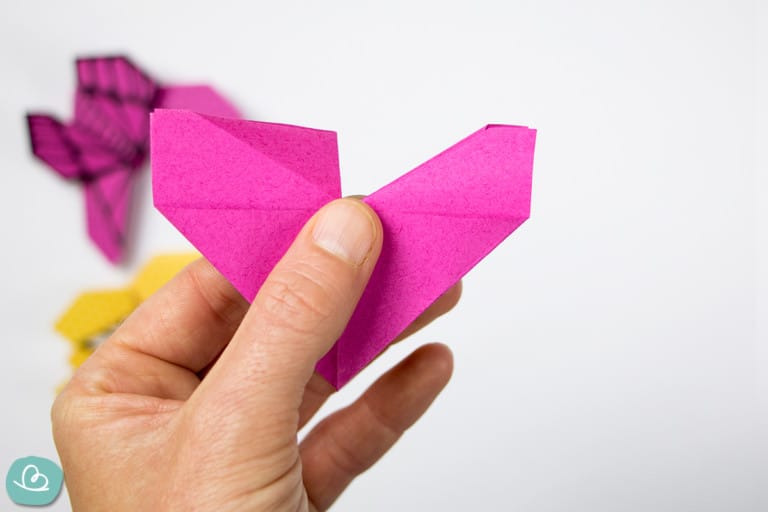 Schmetterling falten aus Papier: Anleitung mit Video - Wunderbunt.de