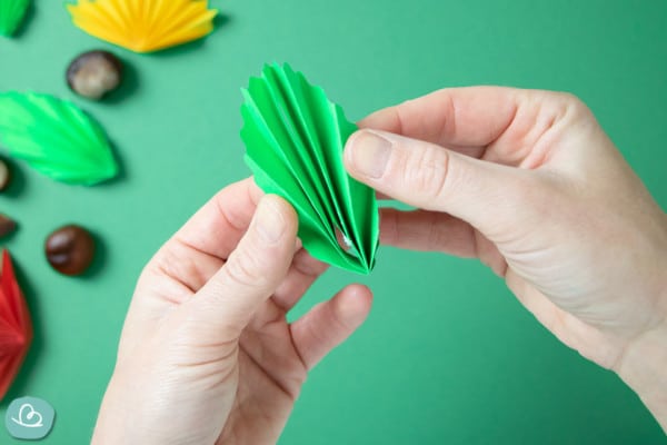 Blätter basteln aus Papier: Faltanleitung für Herbstblätter - Wunderbunt.de