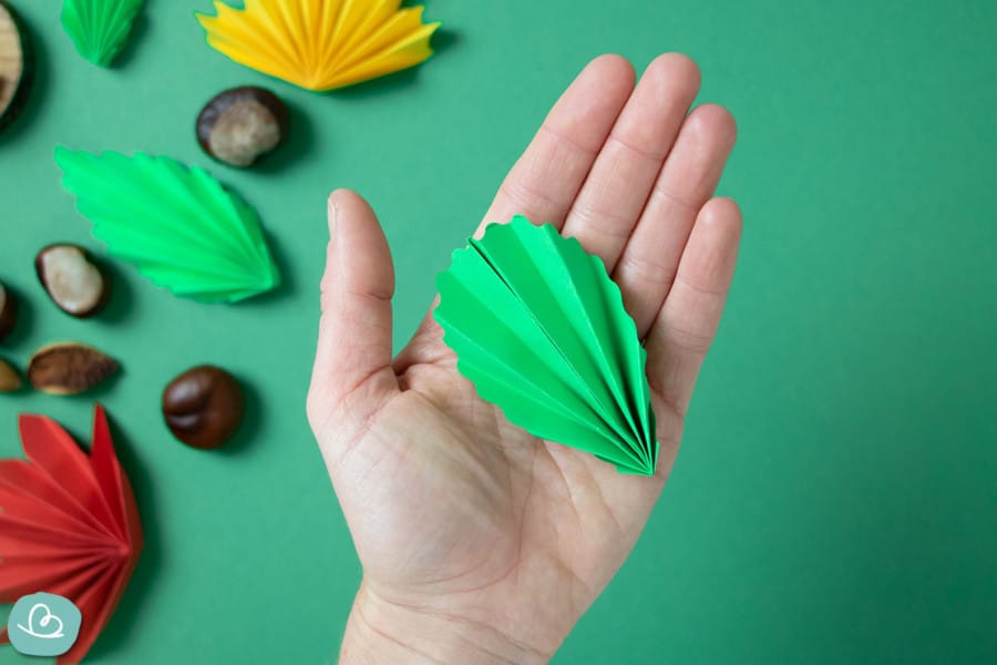 Blätter basteln aus Papier: Faltanleitung für Herbstblätter - Wunderbunt.de