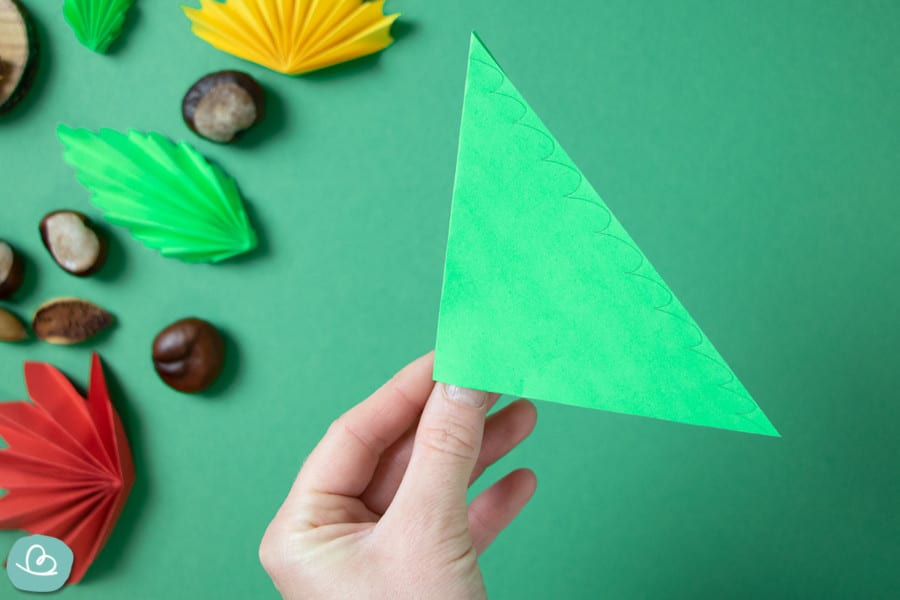 Blätter basteln aus Papier: Faltanleitung für Herbstblätter - Wunderbunt.de