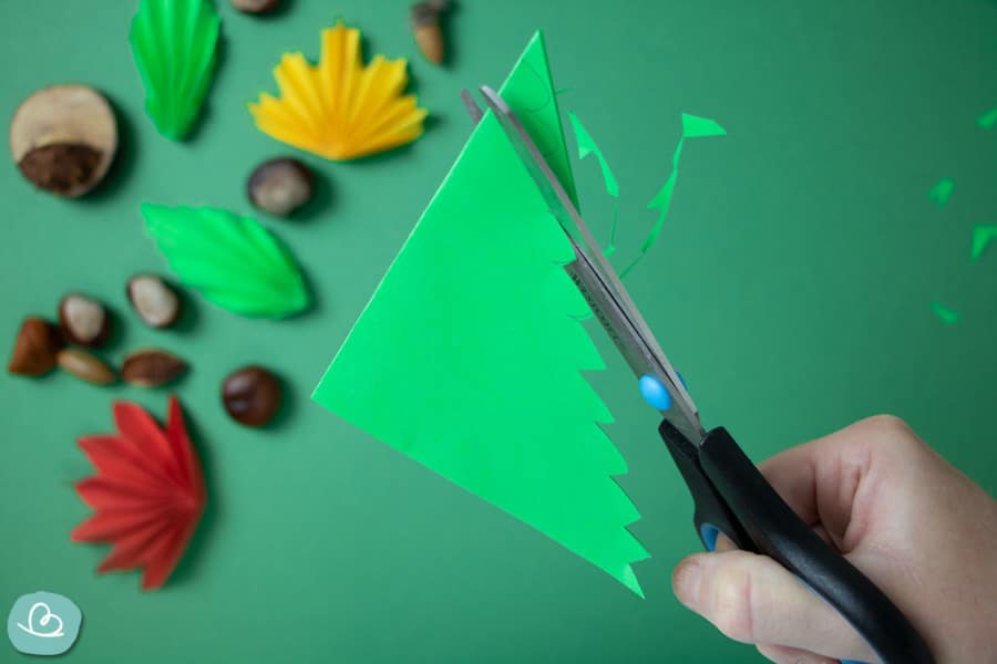 Blätter basteln aus Papier: Faltanleitung für Herbstblätter - Wunderbunt.de