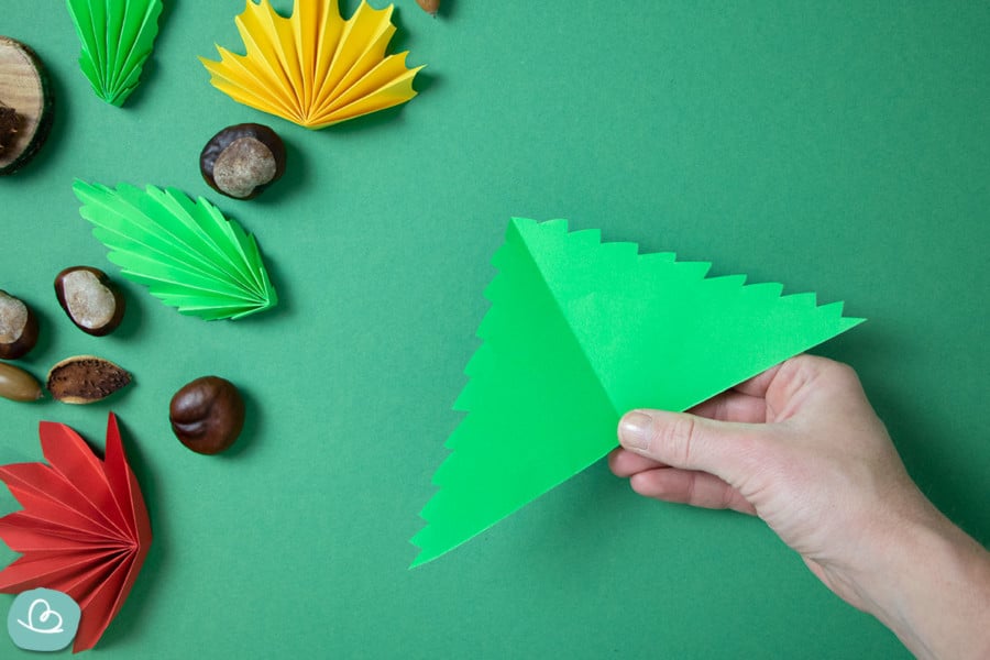 Blätter basteln aus Papier: Faltanleitung für Herbstblätter - Wunderbunt.de