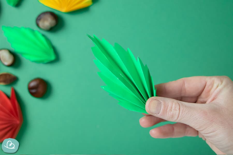 Blätter basteln aus Papier: Faltanleitung für Herbstblätter - Wunderbunt.de