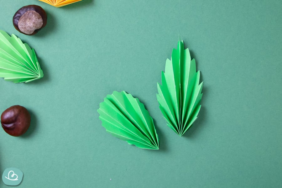 Blätter basteln aus Papier: Faltanleitung für Herbstblätter - Wunderbunt.de
