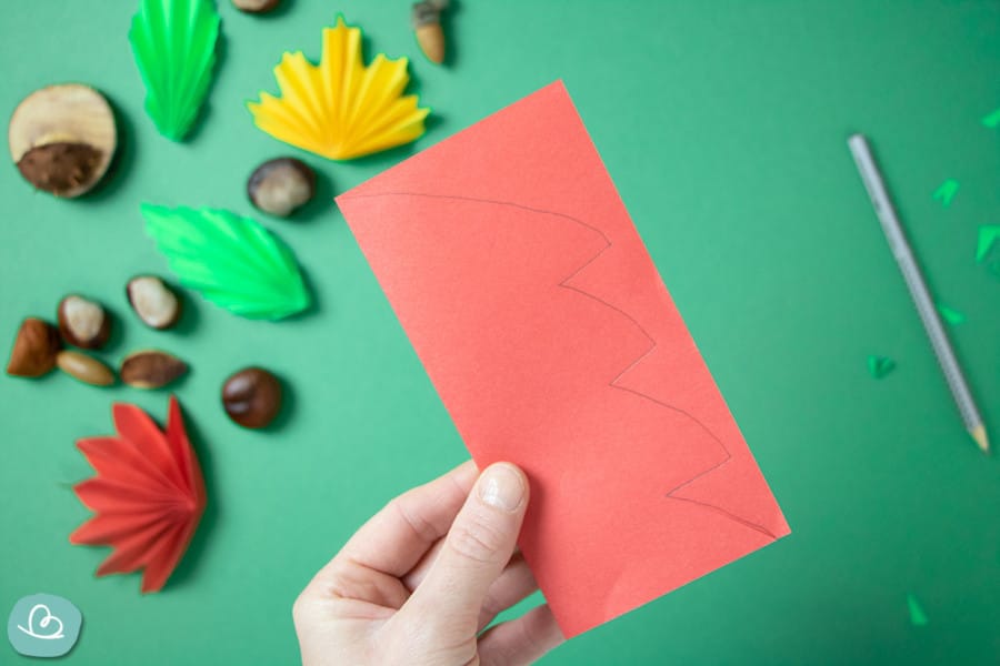 Blätter basteln aus Papier: Faltanleitung für Herbstblätter - Wunderbunt.de
