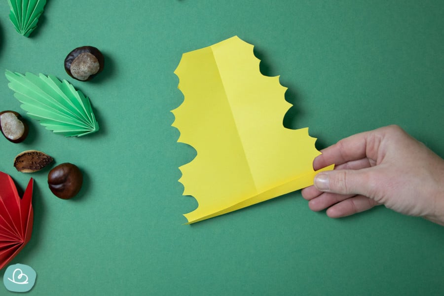 Blätter basteln aus Papier: Faltanleitung für Herbstblätter - Wunderbunt.de