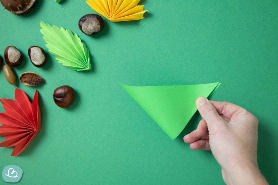 Blätter basteln aus Papier: Faltanleitung für Herbstblätter - Wunderbunt.de