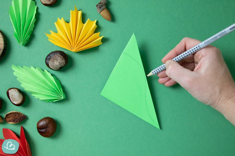 Blätter basteln aus Papier: Faltanleitung für Herbstblätter - Wunderbunt.de