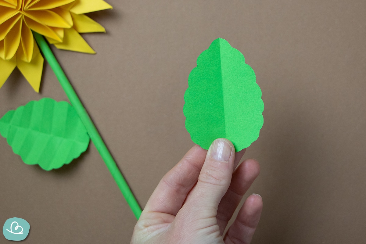 grünes Blatt aus Origamipapier