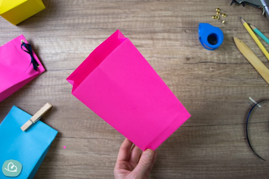 Geschenktüte basteln: einfache Papiertüte falten - Wunderbunt.de