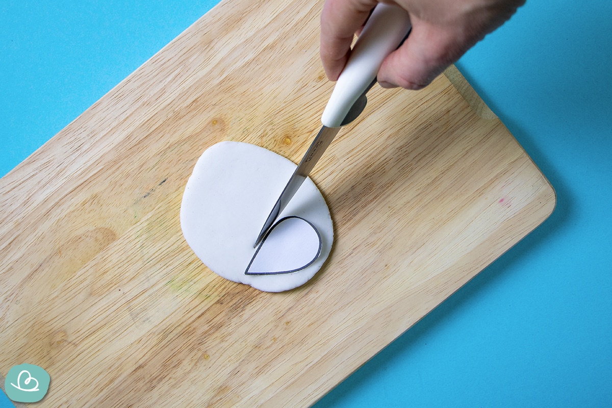 Bastelvorlage mit einem Küchenmesser übertragen.