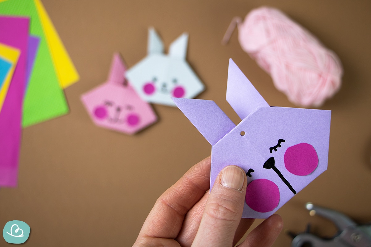 Origami Hase mit einem kleinen Loch.