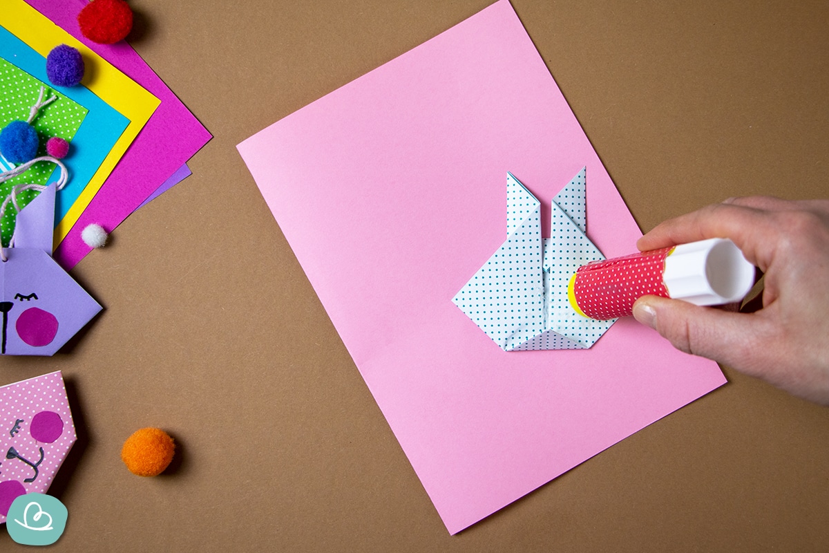 Origami Hase auf der Rückseite mit Leimstift besteichen.