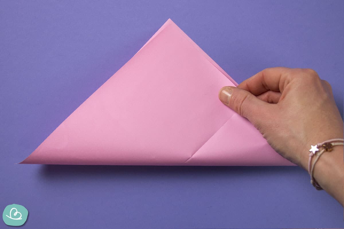 Dreieck aus Papier falten.