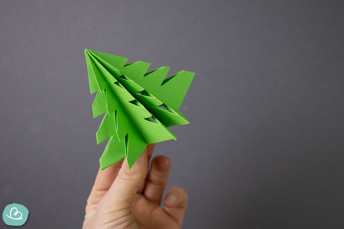 kleiner grüner Tannenbaum aus Papier