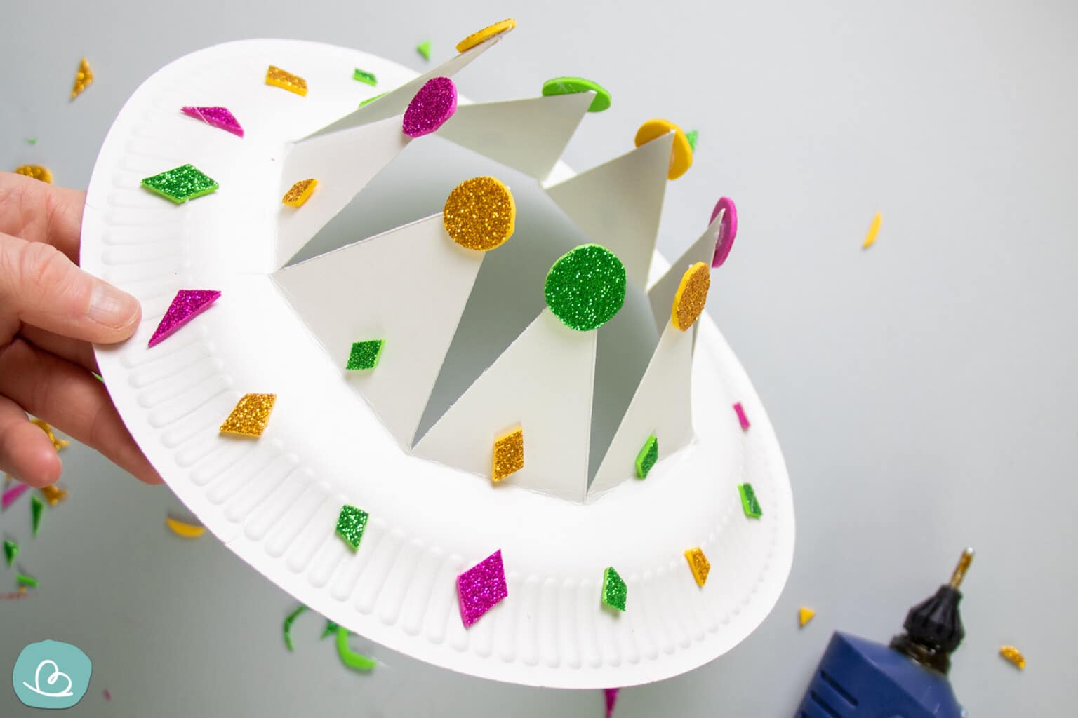 Krone aus einem Pappteller basteln | DIY Anleitung - Wunderbunt.de