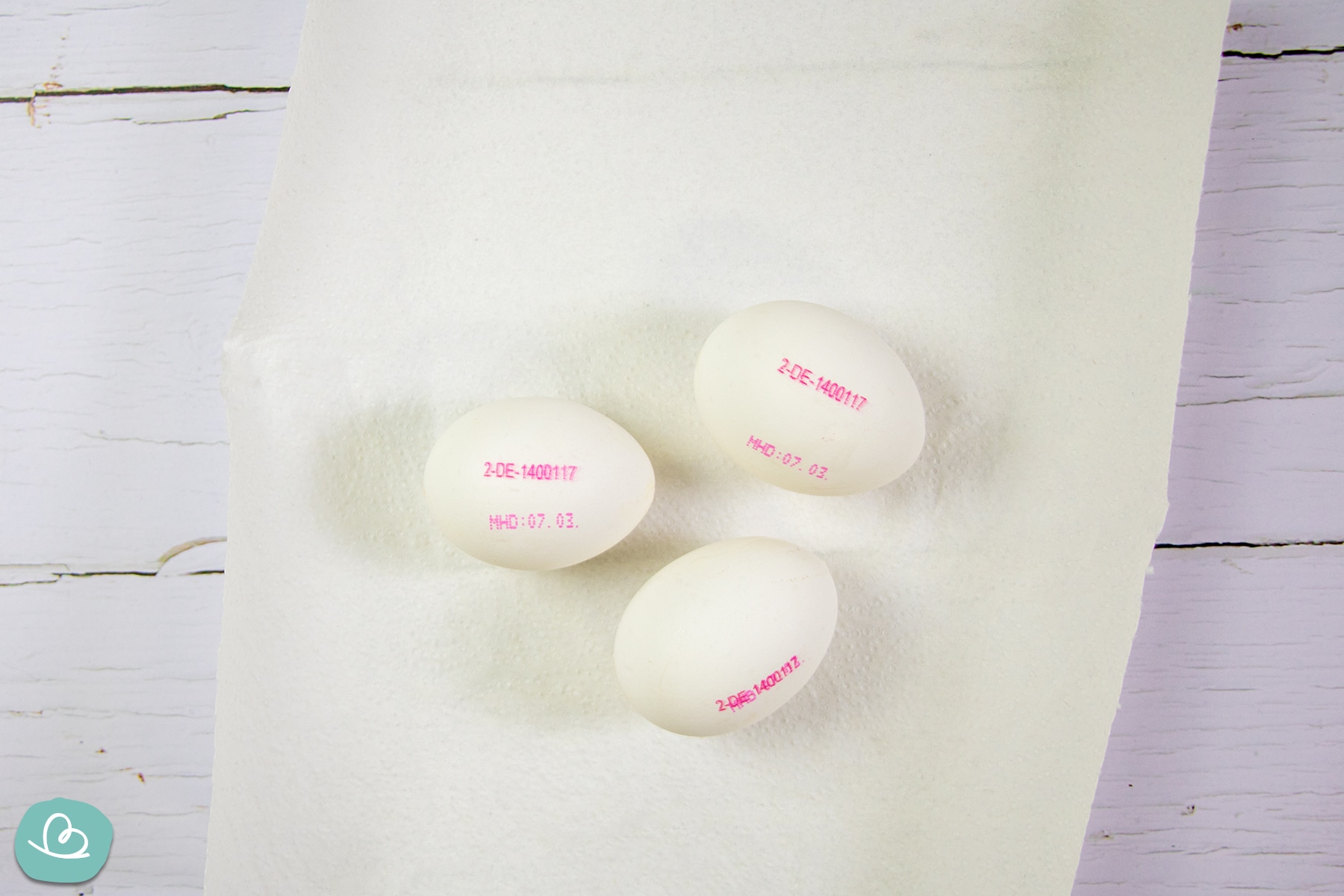 rohe weiße Eier mit Stempel