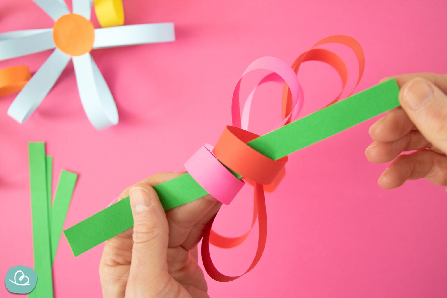 Blumengirlande basteln | Anleitung für eine Blumenkette - Wunderbunt.de