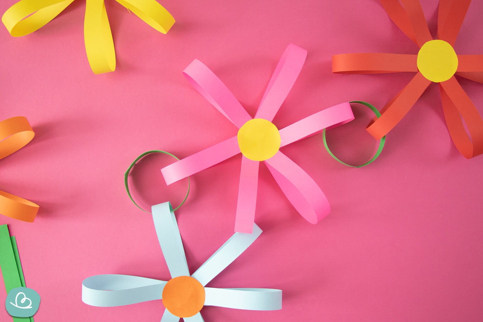 Blumengirlande basteln | Anleitung für eine Blumenkette - Wunderbunt.de