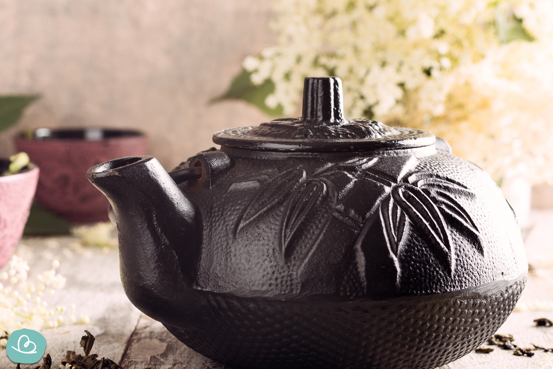 Holunderblüten Tee in einer schwarzen Kanne