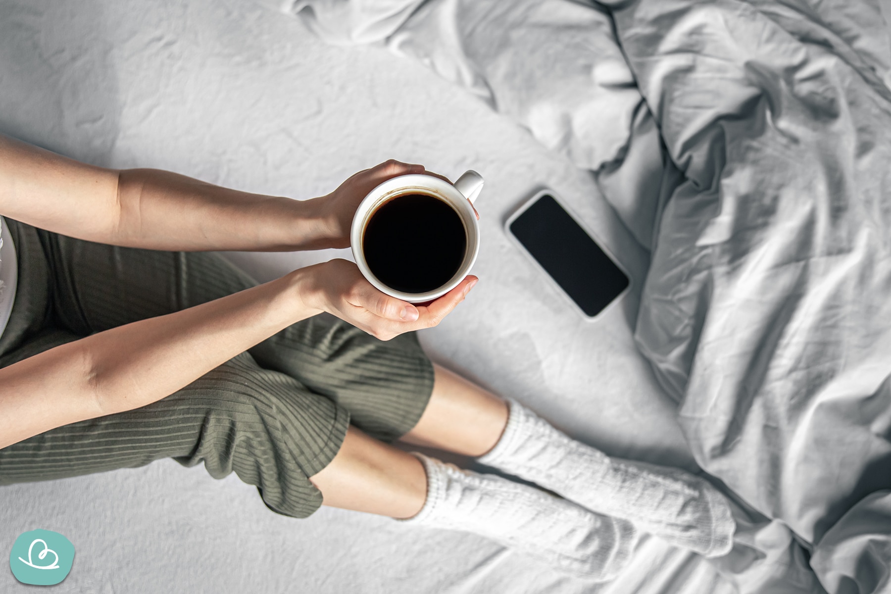 Kaffee und Handy im Bett