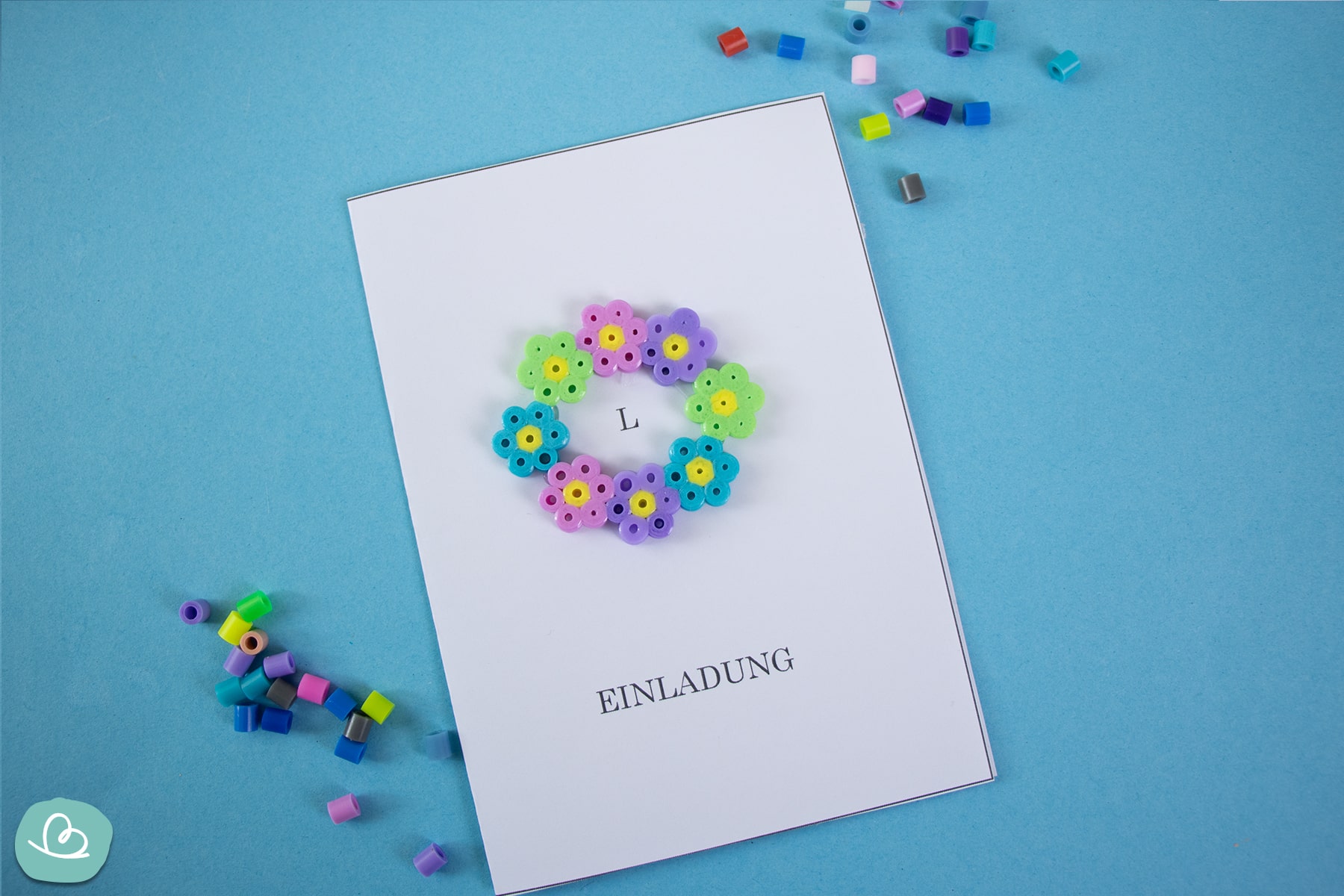 Einladungskarte mit Blumenkranz aus Bügelperlen