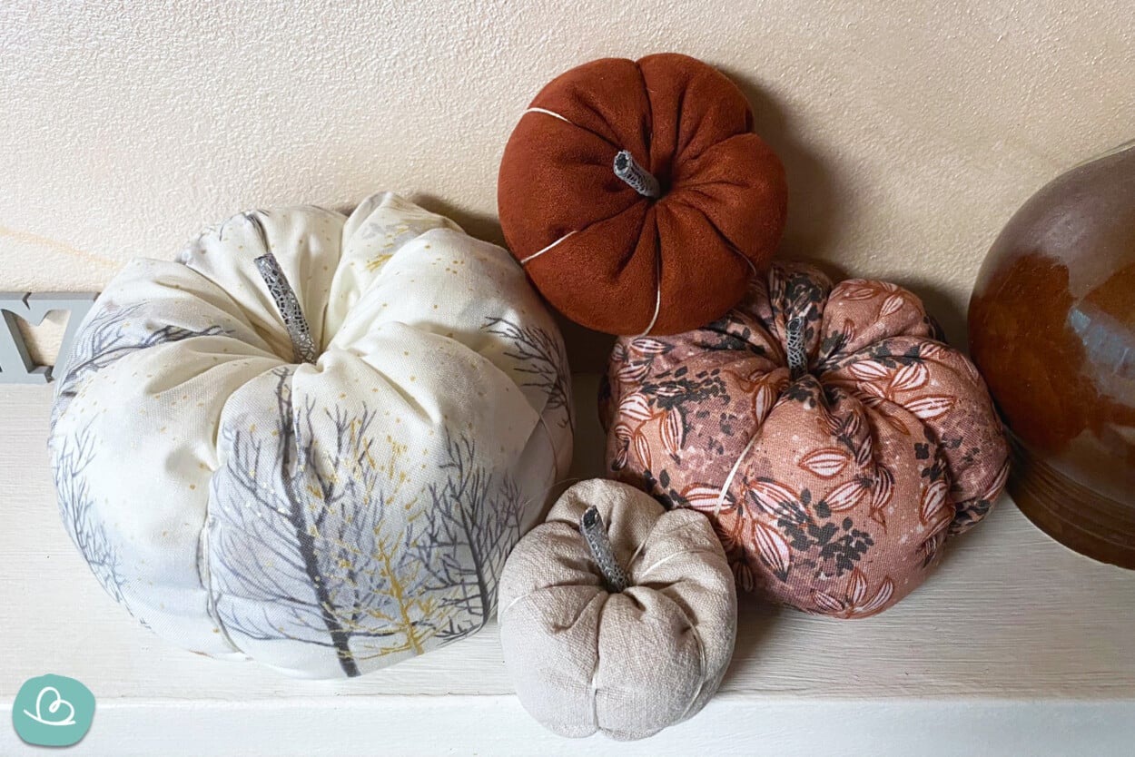 Stoff-Kürbisse Herbstdeko - 8x7x7cm, Bunt, Für Tisch & Regal