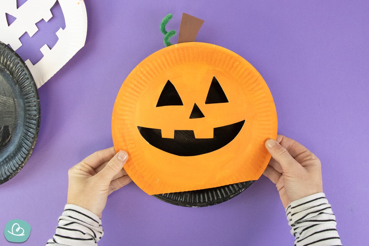 Kürbisse basteln aus Pappteller | Anleitung + Vorlagen - Wunderbunt.de