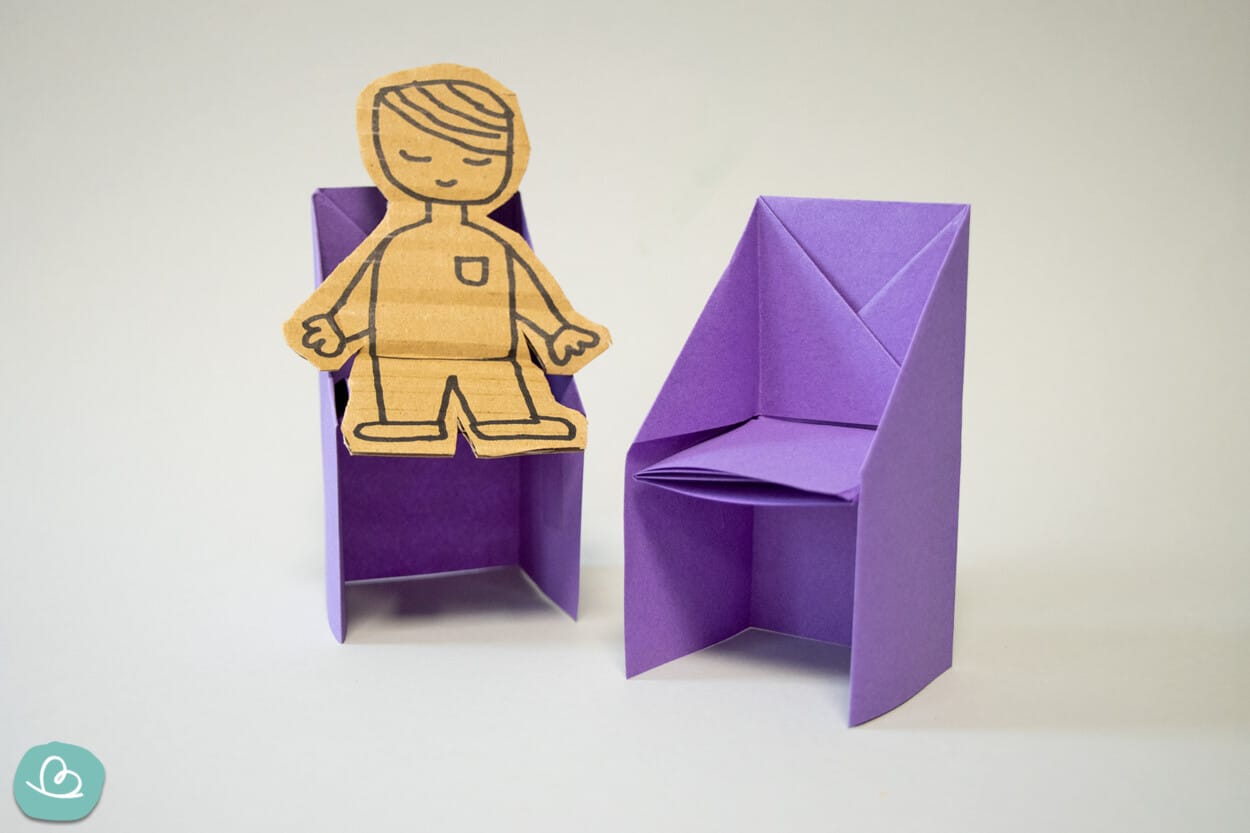 Origami Stuhl mit Figur