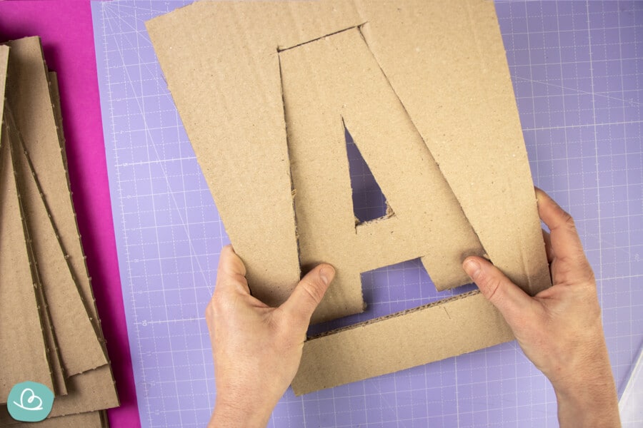 Buchstaben aus Pappe | Deko Buchstaben selber machen - Wunderbunt.de