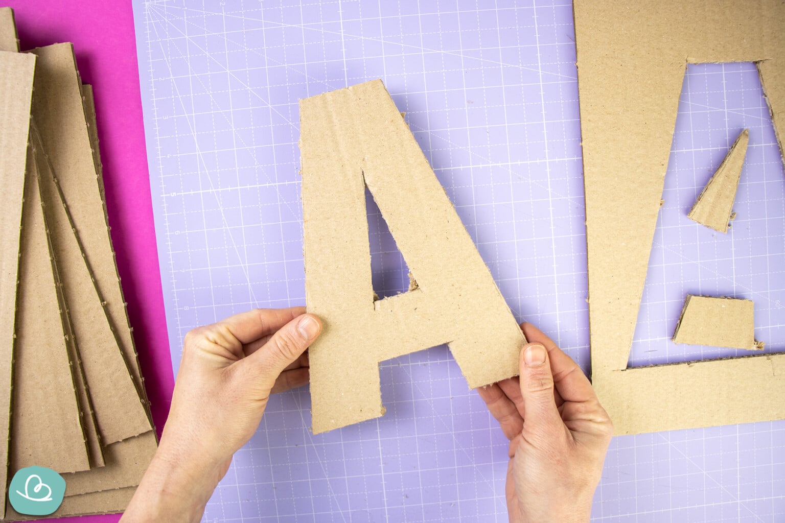 Buchstaben aus Pappe | Deko Buchstaben selber machen - Wunderbunt.de