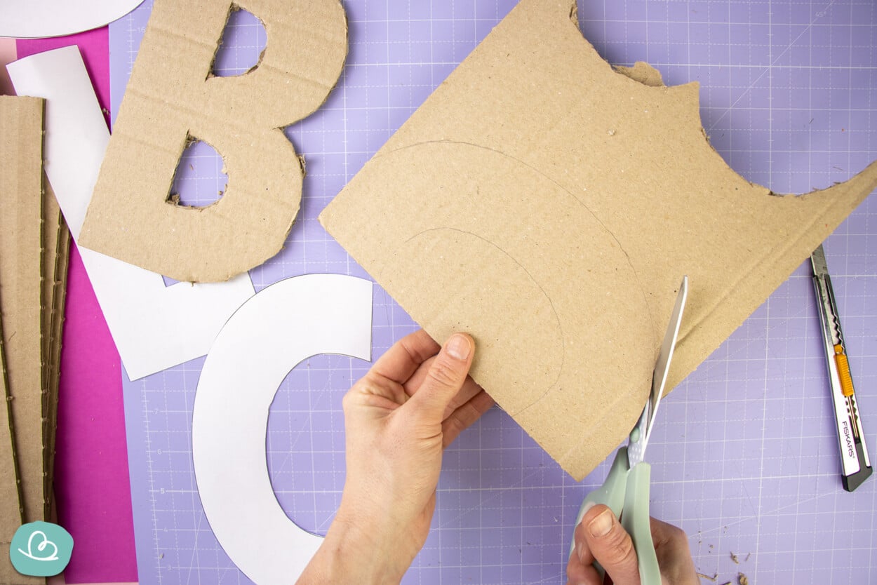 Buchstaben aus Pappe | Deko Buchstaben selber machen - Wunderbunt.de