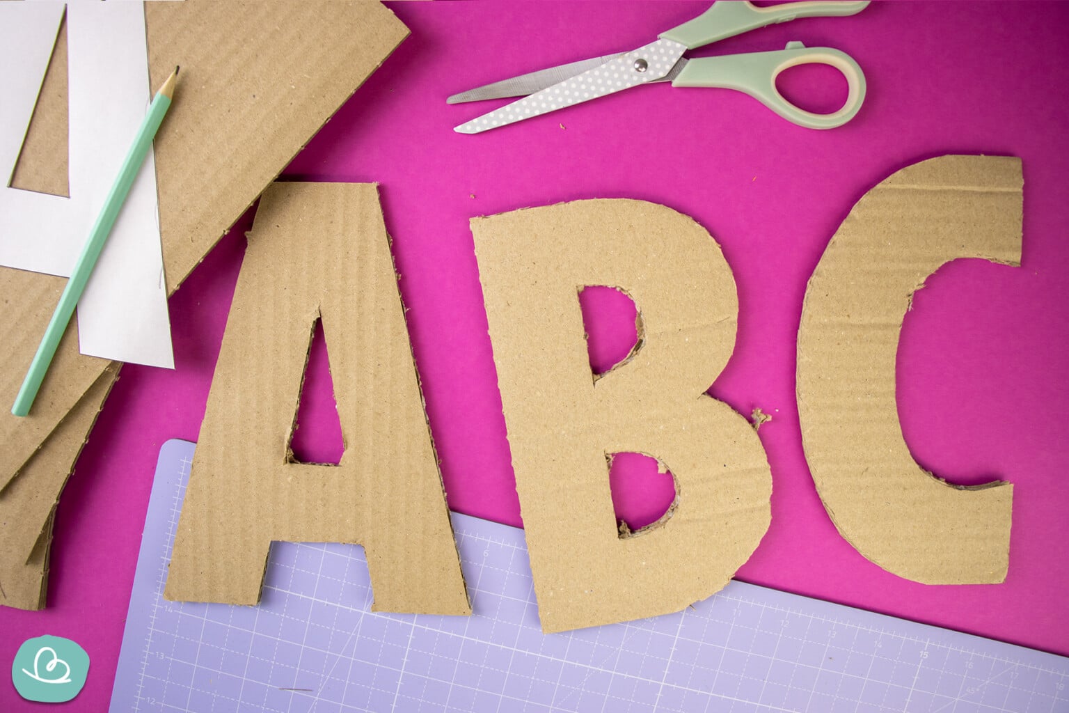 Buchstaben aus Pappe | Deko Buchstaben selber machen - Wunderbunt.de