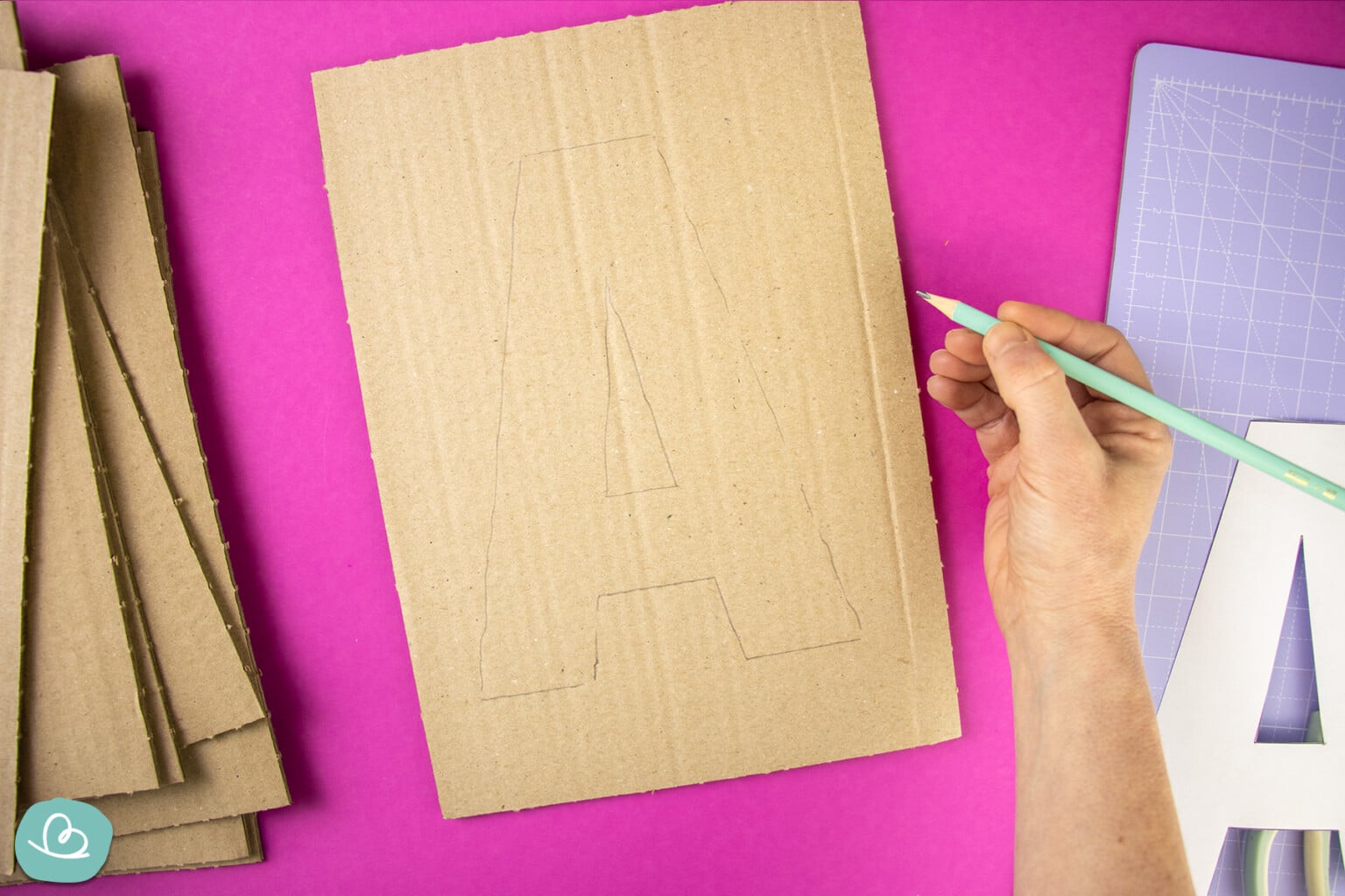 Buchstaben aus Pappe | Deko Buchstaben selber machen - Wunderbunt.de