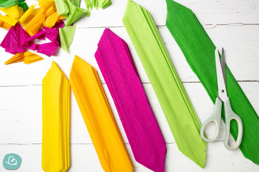 Große Blumen aus Krepppapier basteln | DIY Anleitung - Wunderbunt.de