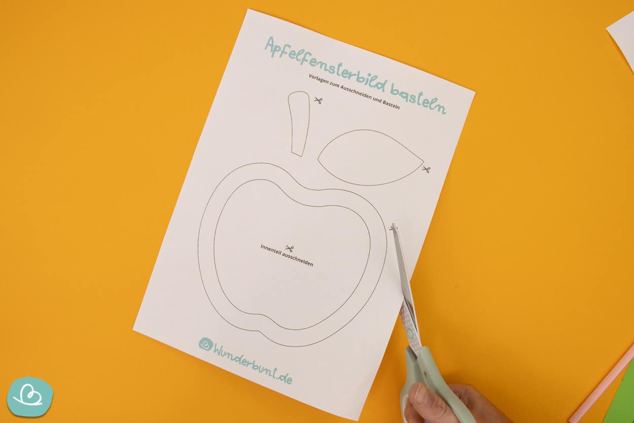 Apfel basteln + Fensterbild Vorlage zum Ausdrucken - Wunderbunt.de Apfel basteln + Fensterbild Vorlage zum Ausdrucken - Wunderbunt.de