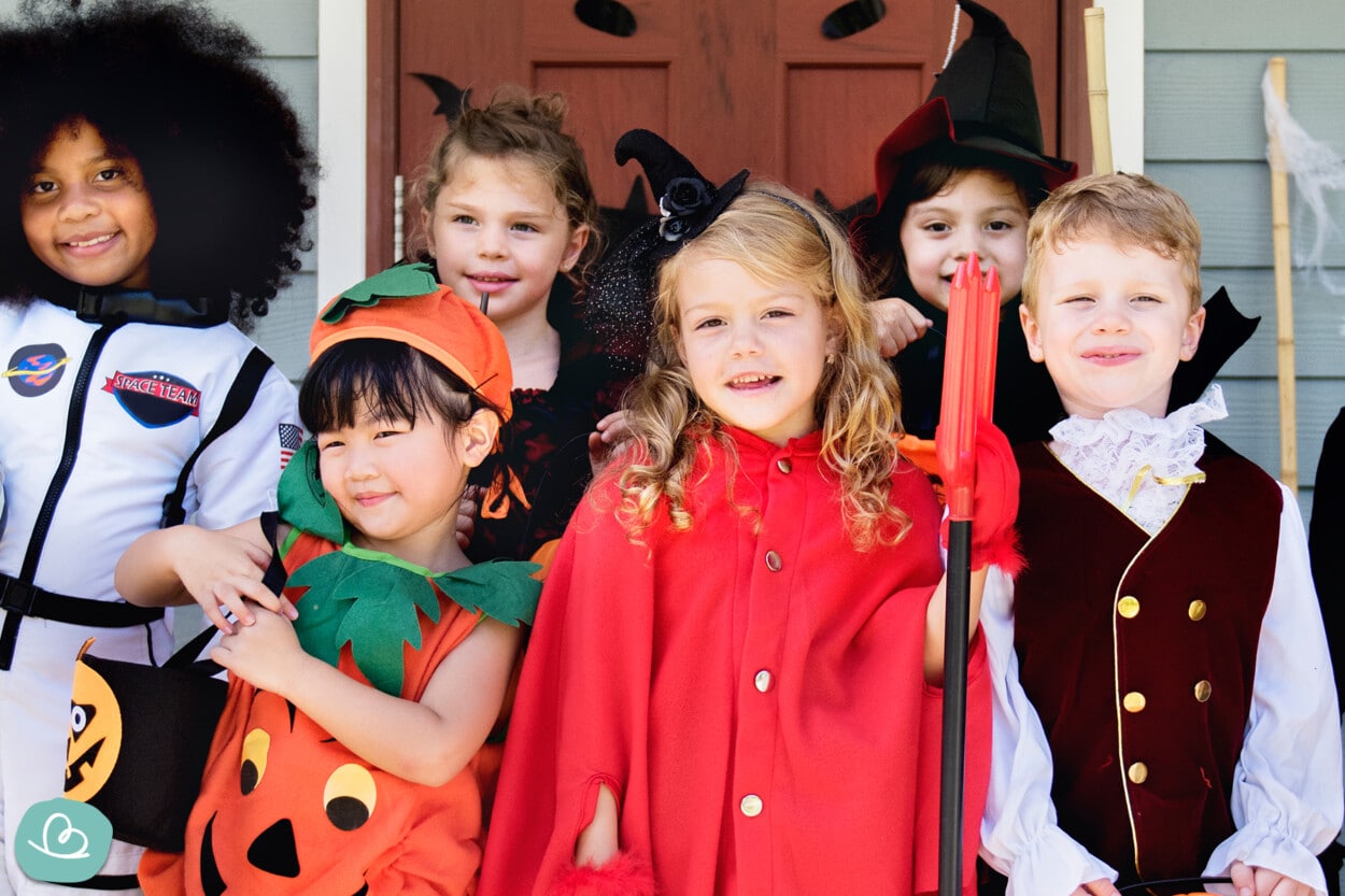 Kinder feiern Halloween - Kostüme
