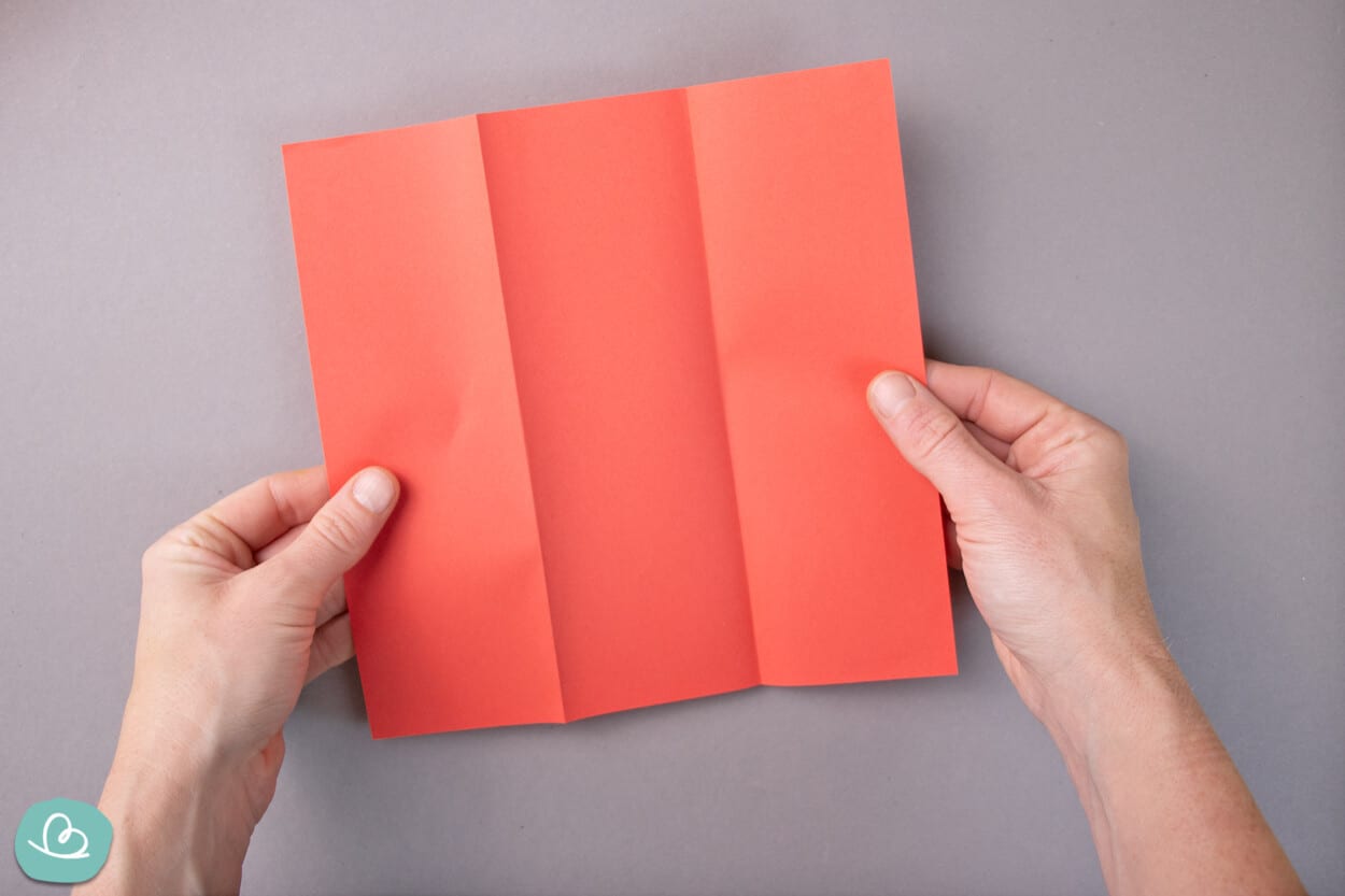 rotes Origami Papier mit Faltlinien