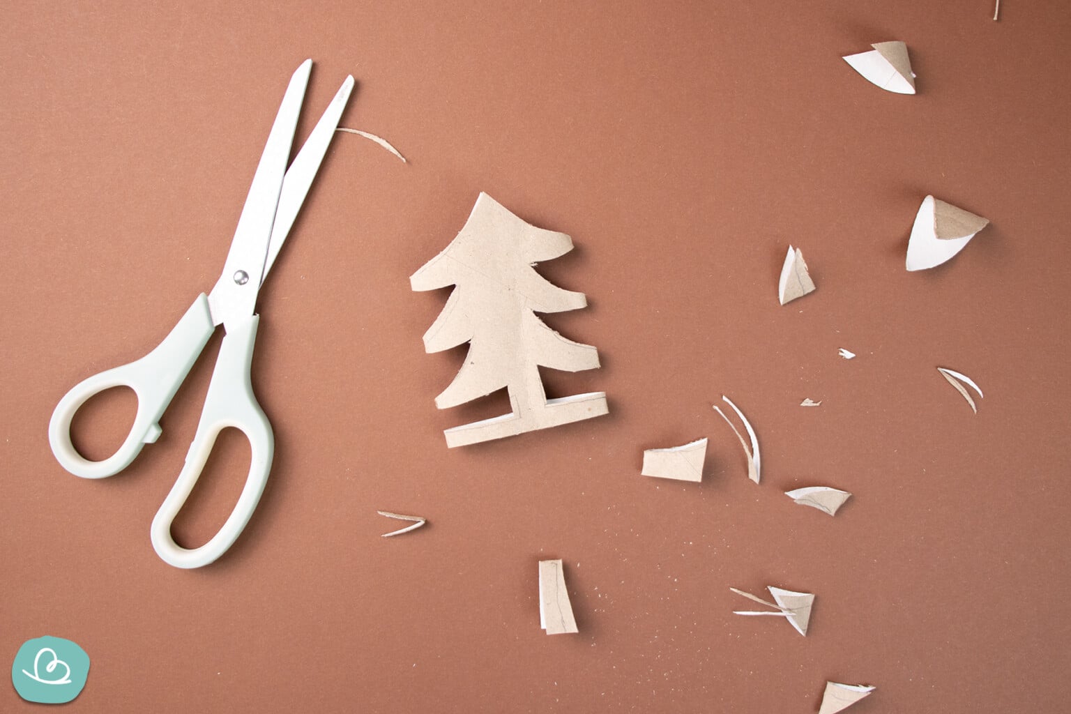 Tannenbäume aus Klopapierrollen | Kostenlose Bastelanleitung ...