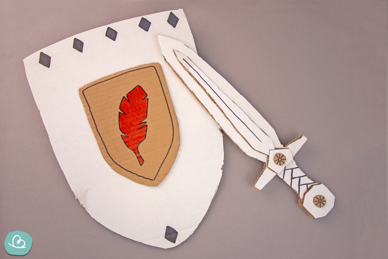Ritterschild und Schwert aus Pappe