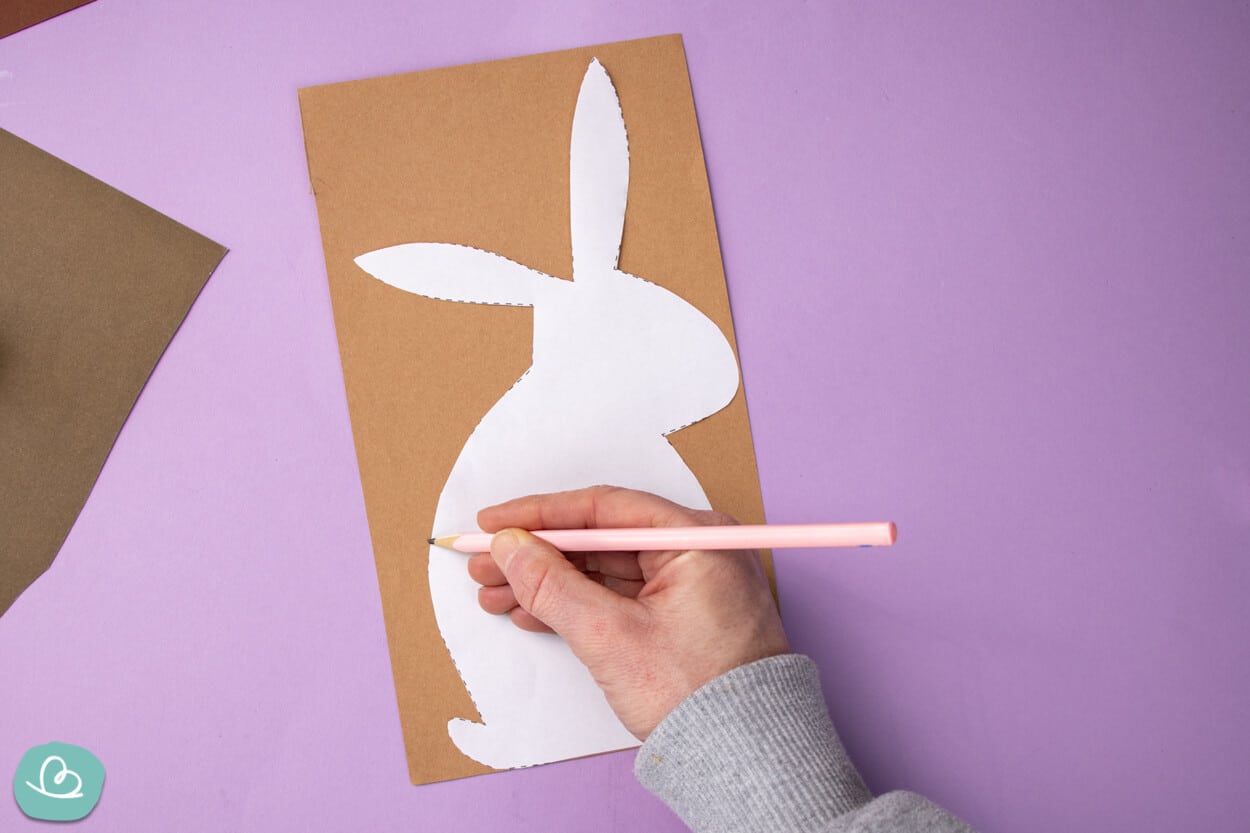 Osterhase Vorlage auf Tonpapier übertragen