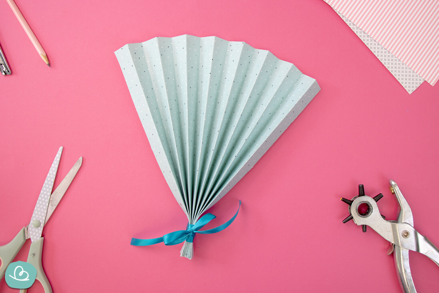 Papierfächer falten | DIY-Anleitung für ein Fächer aus Papier ...