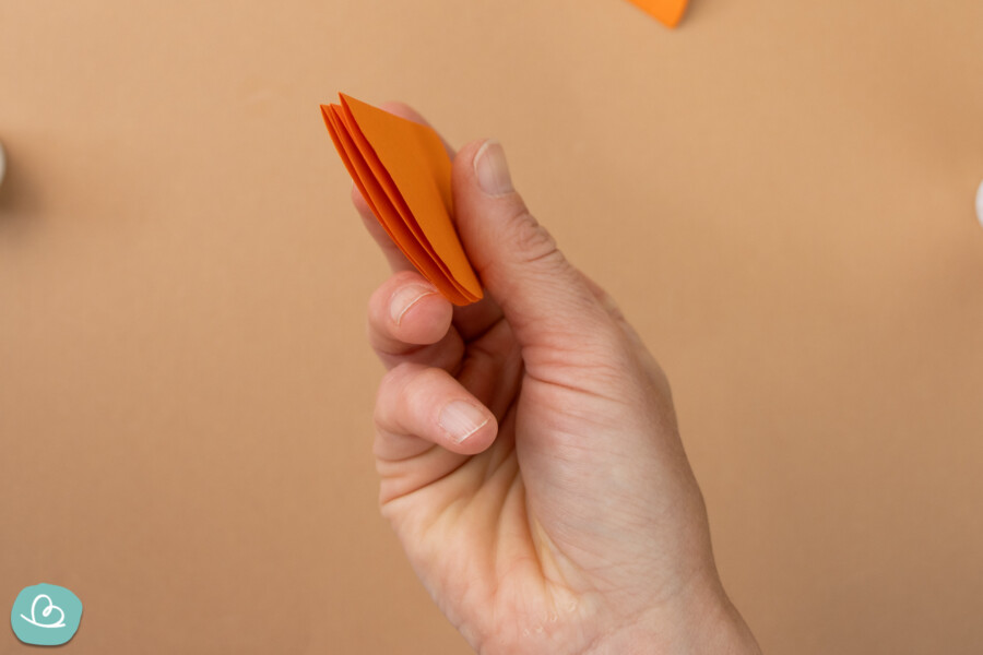 Kürbis basteln | Einfache Anleitung für einen 3-D Kürbis - Wunderbunt.de