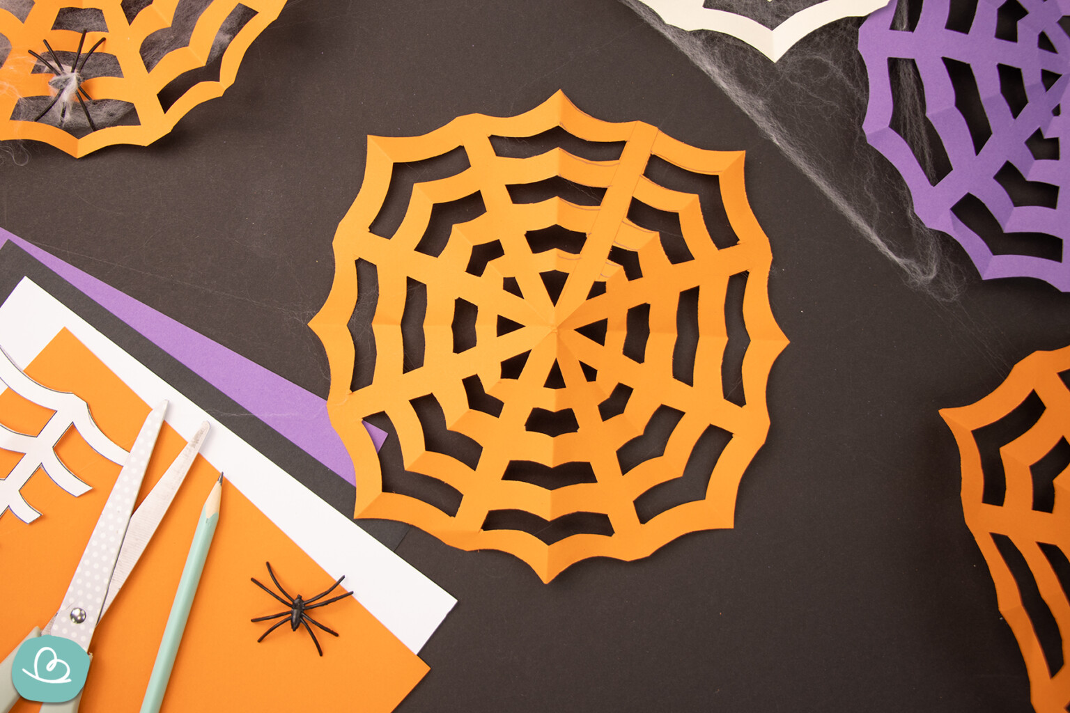 Spinnennetz basteln | Anleitung mit Scherenschnitt-Vorlage - Wunderbunt.de Spinnennetz basteln | Anleitung mit Scherenschnitt-Vorlage - Wunderbunt.de