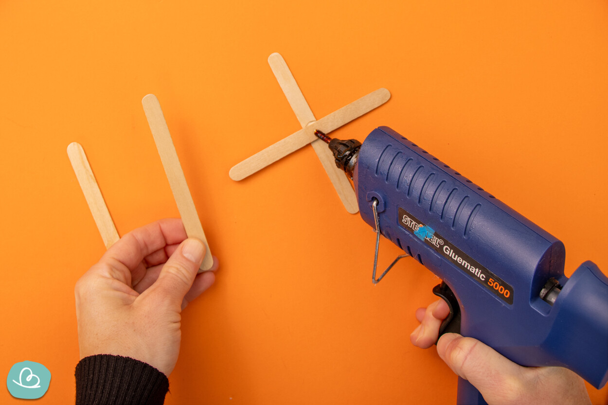 Spinnennetz basteln mit Eisstielen