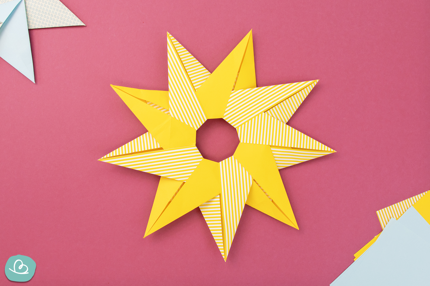 Stern basteln | Einfachen Origami-Stern aus Papier falten - Wunderbunt.de