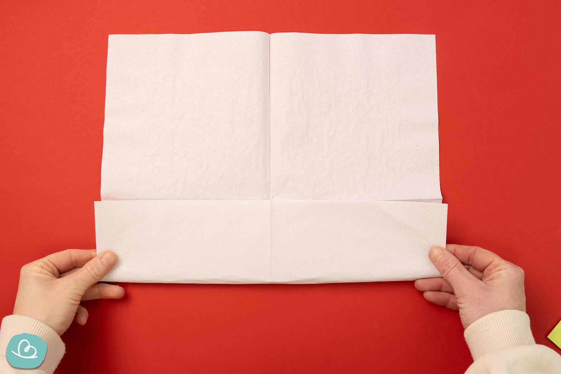 Weiße Papierserviette falten