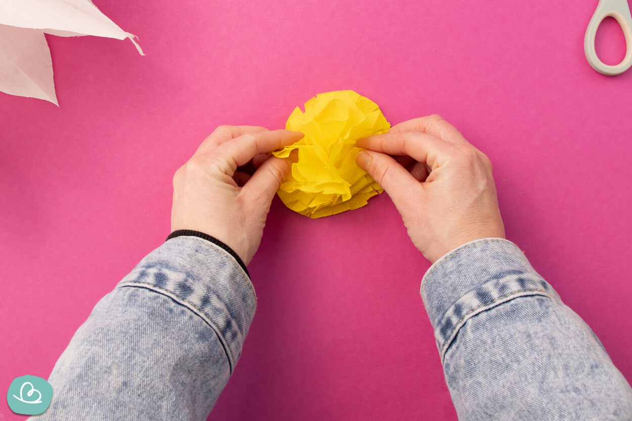 Gelbe Blüte aus Krepppapier